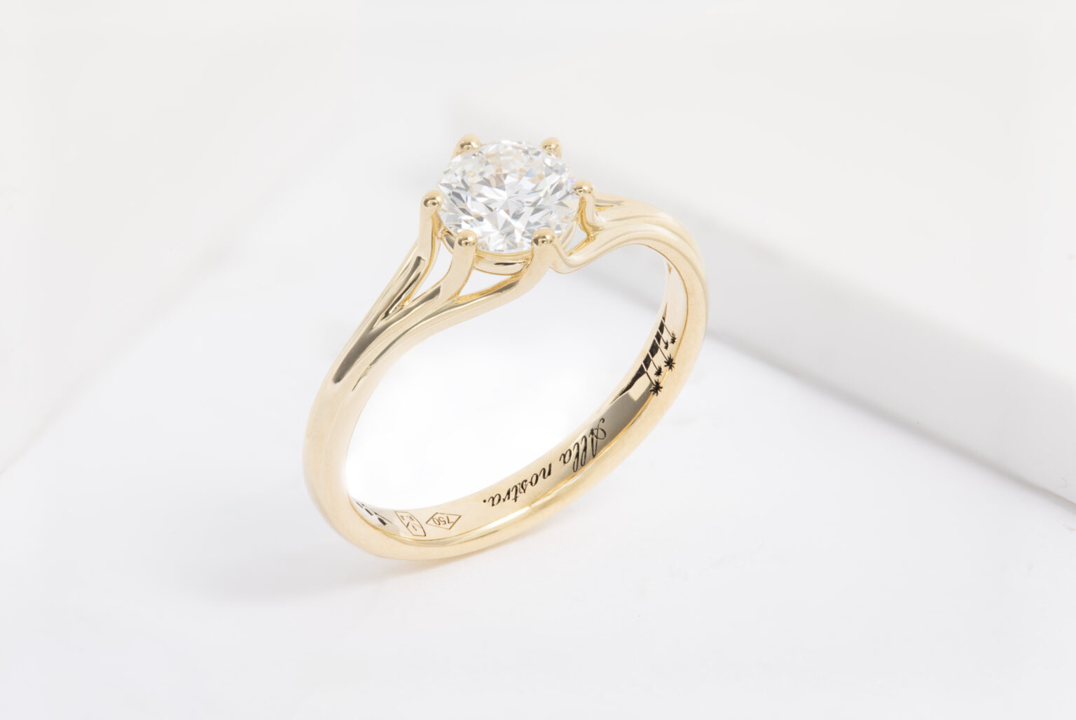 Sélection de bagues de fiançailles sur mesure créées dans nos ateliers Esquisse Jewels à Bruxelles.