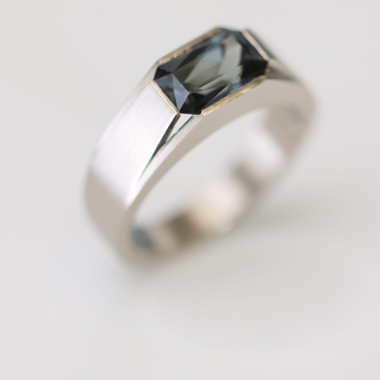 Sélection de bijoux hommes créés dans nos ateliers Esquisse Jewels à Bruxelles.