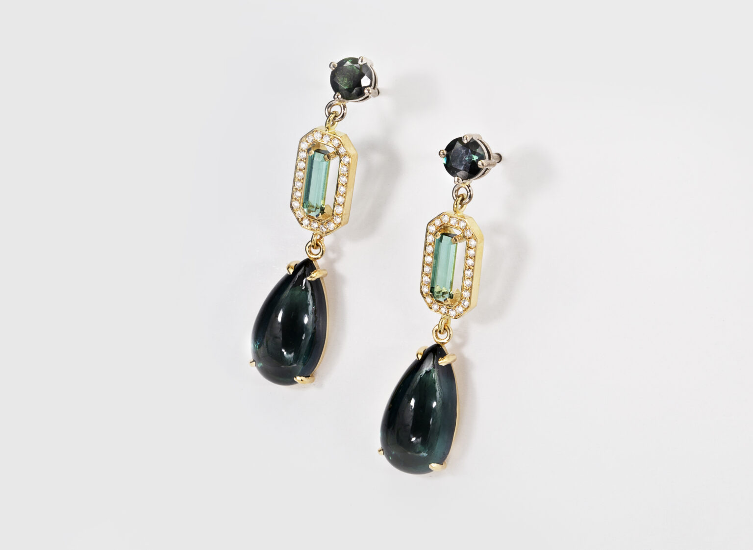 Boucles d'oreilles créées sur mesure dans nos ateliers Esquisse Jewels à Bruxelles.