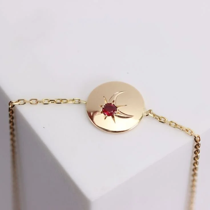 Sélections de bracelets sur mesure créés dans nos ateliers Esquisse Jewels à Bruxelles.